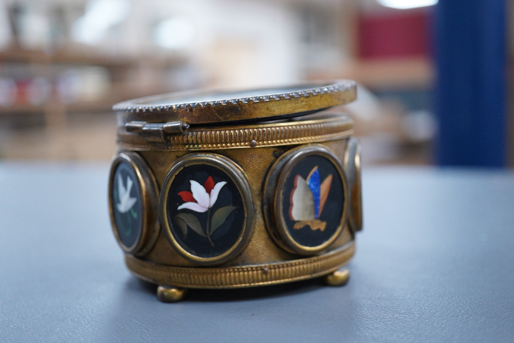 A Victorian pietra dura gilt metal circular box with hinged lid, 7.5cm in diameter